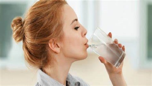 Uống nhiều nước giúp cơ thể ngăn cản cơn đói ngoài ra còn có thể thanh lọc cơ thể