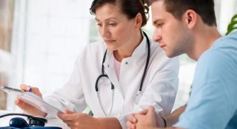 Nổi hạch ở nách phải nam giới cần làm gì?