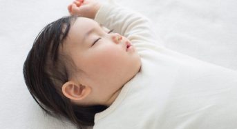 TRẺ BỊ ĐỔ MỒ HÔI CHÂN TAY PHẢI LÀM SAO?