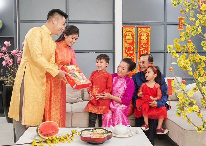 bieu-qua-vao-dip-tet-duoc-xem-la-net-van-hoa-truyen-thong-dep-de-cua-nguoi-viet-luu-truyen-tu-xua-den-nay Biếu quà vào dịp Tết được xem là nét văn hóa truyền thống đẹp đẽ của người Việt, lưu truyền từ xưa đến nay